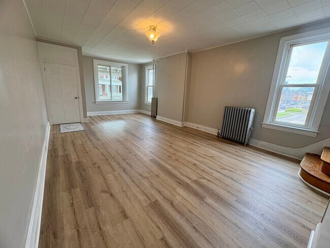 Building Photo - Renovated Large Five Bedroom 1.5 Bathroom In York!