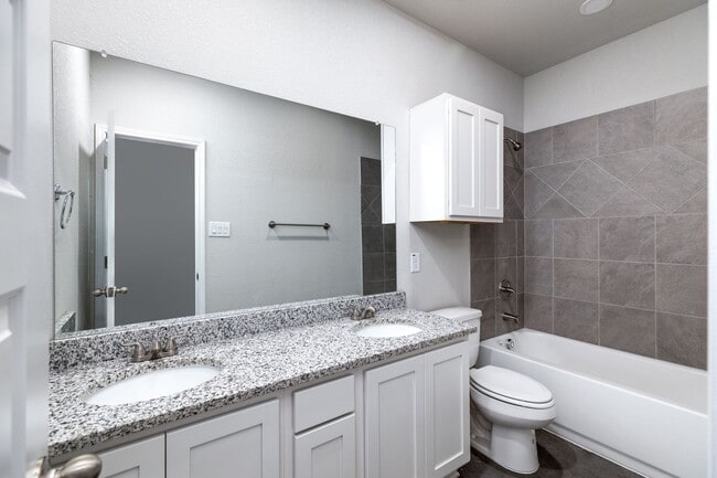 Building Photo - 926 Country Club Dr