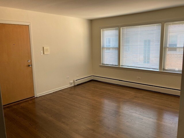 Living Room - 5454 N Artesian Ave