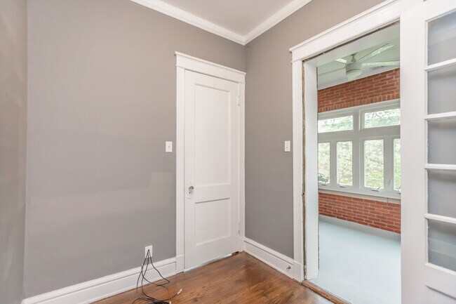 Building Photo - 334 S Oak Park Ave