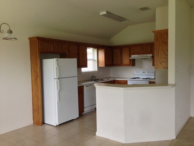 Building Photo - 3BR / 2BA Duplex in Hewitt, Texas | Midway ISD *Leasing Special Available*