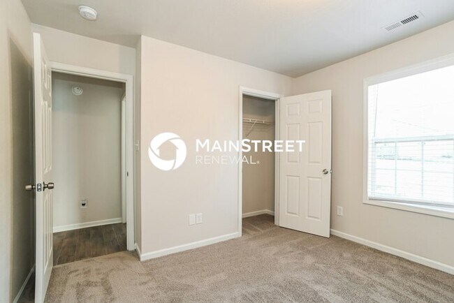 Building Photo - 3 Bedroom Pet-Friendly Home in Charlotte, NC with Main Street Renewal