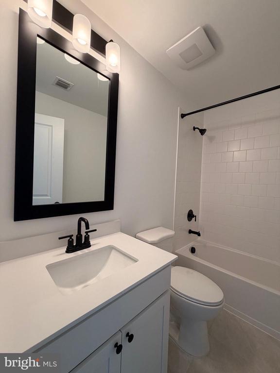 Building Photo - 46 Basswood St