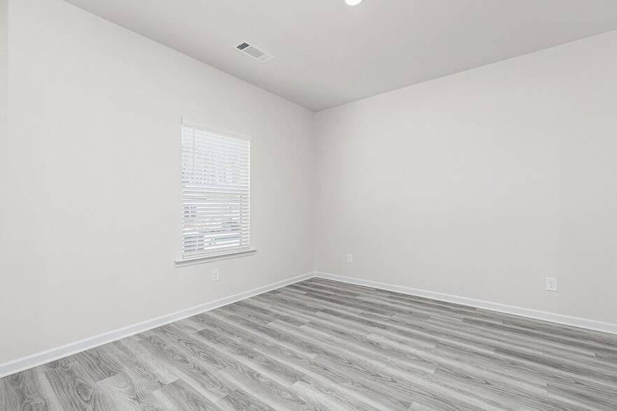 Building Photo - 636 Mackenzie Cv