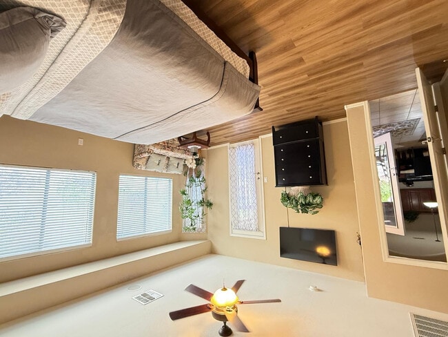 Building Photo - 1928 W Spur Dr