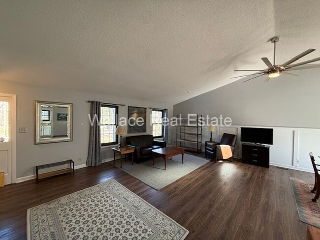 Building Photo - UPDATED, SEMI-FURNISHED 3 BEDROOM HOME IN ...