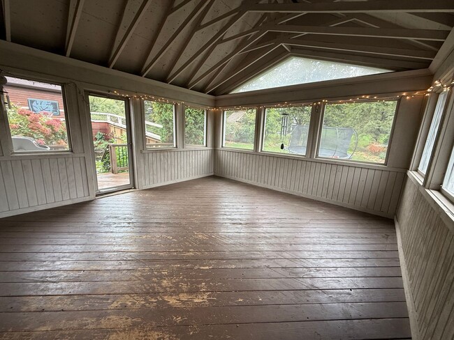 Building Photo - Beautiful single family home!
