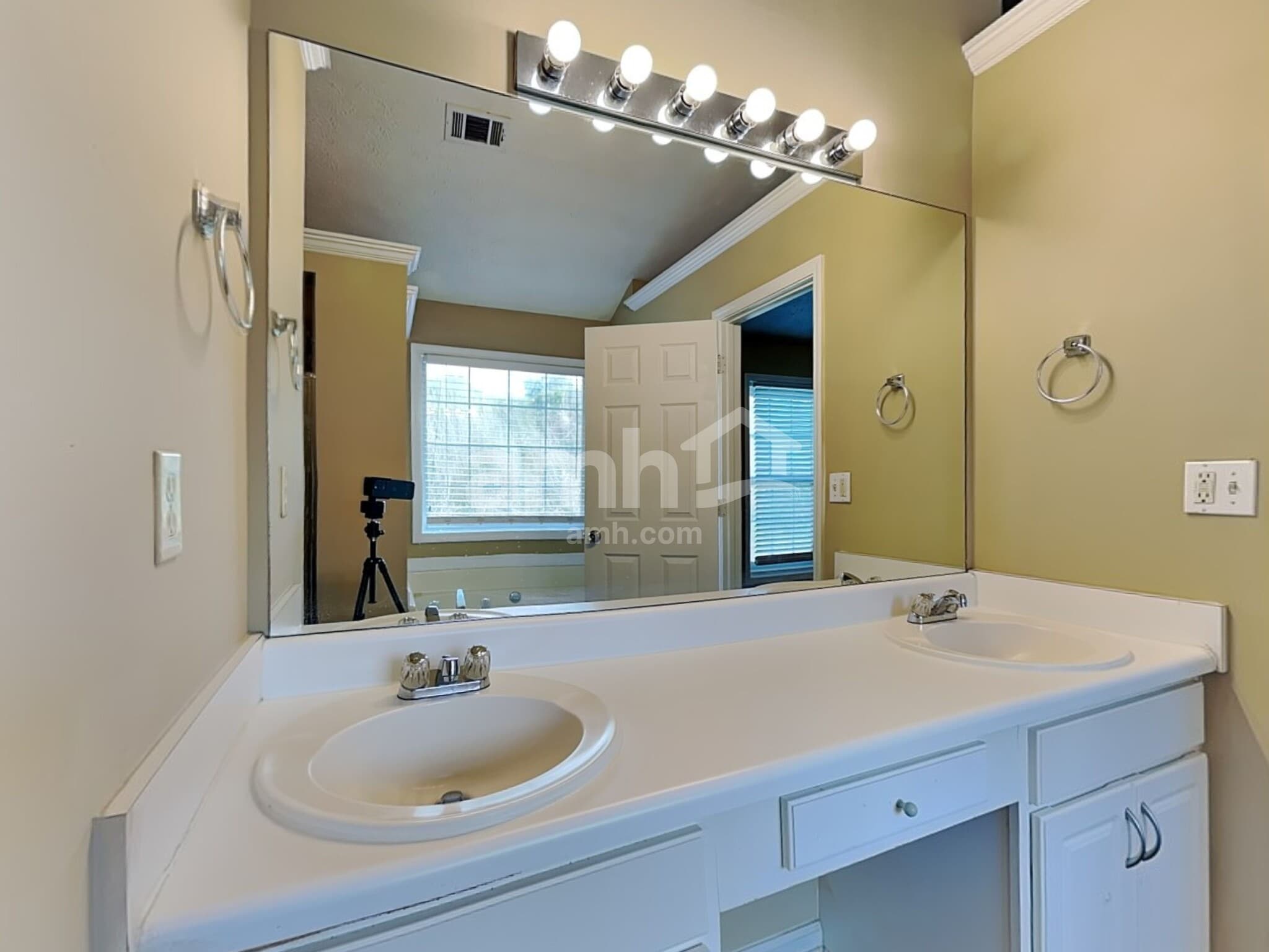 Building Photo - 1545 Maple Pointe Ct