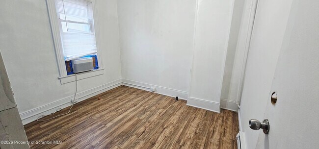 Building Photo - 1319 Washburn St