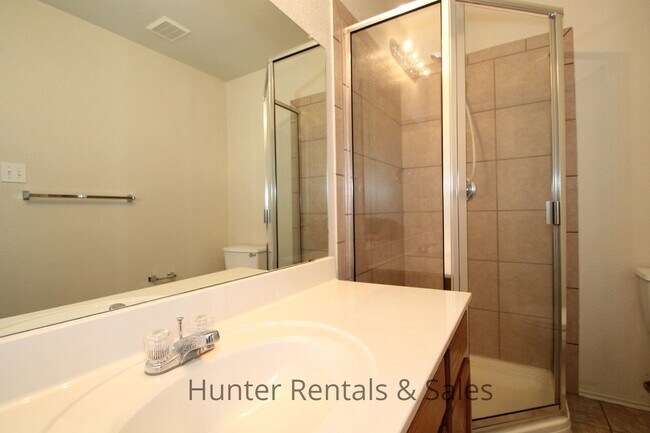 Building Photo - Small Town Living!