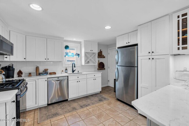 Building Photo - 115 10th Ave