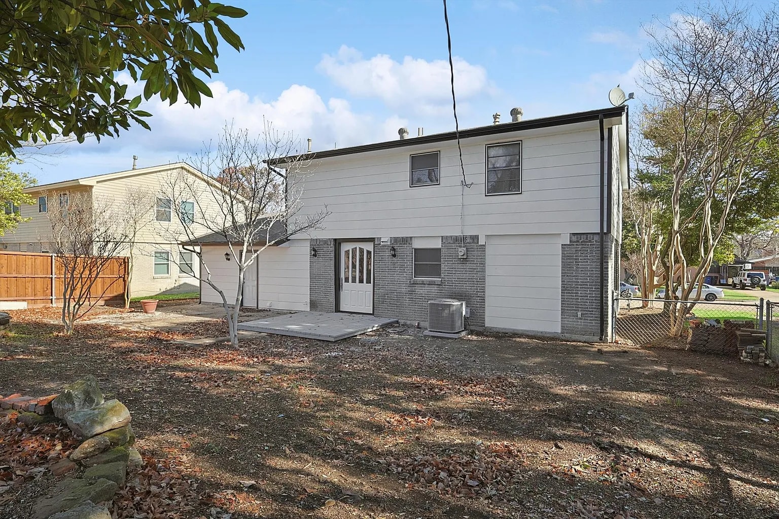 Building Photo - 9039 Pinewood Dr