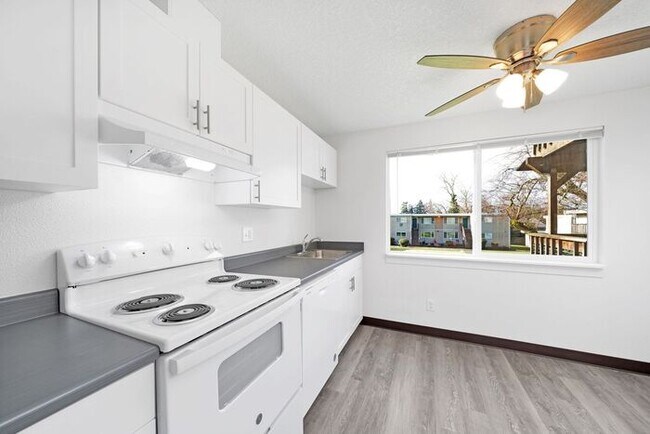 Building Photo - 2 bedroom 1 bath in Milwaukie!! 1st month free!