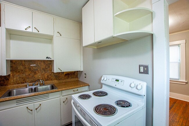 Building Photo - 2 Bedroom / 1 Bath Duplex with Garage in Askarben!