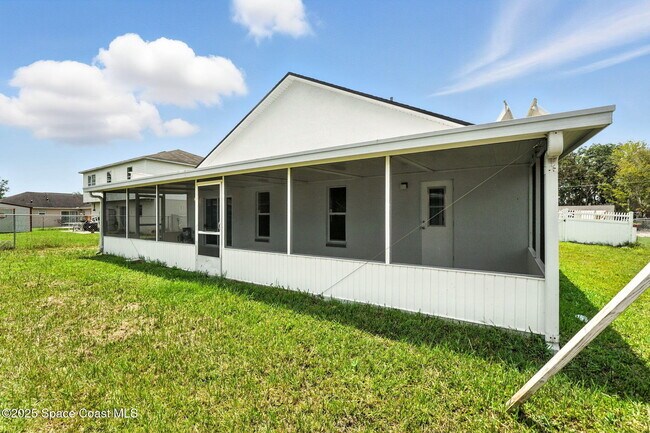 Building Photo - 460 Martigues Dr