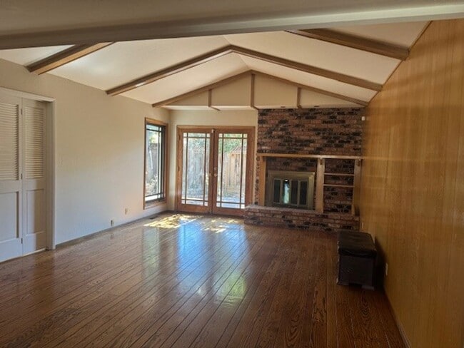 Building Photo - Lovely 3 Bedroom 2 Bath Home in Willow glen