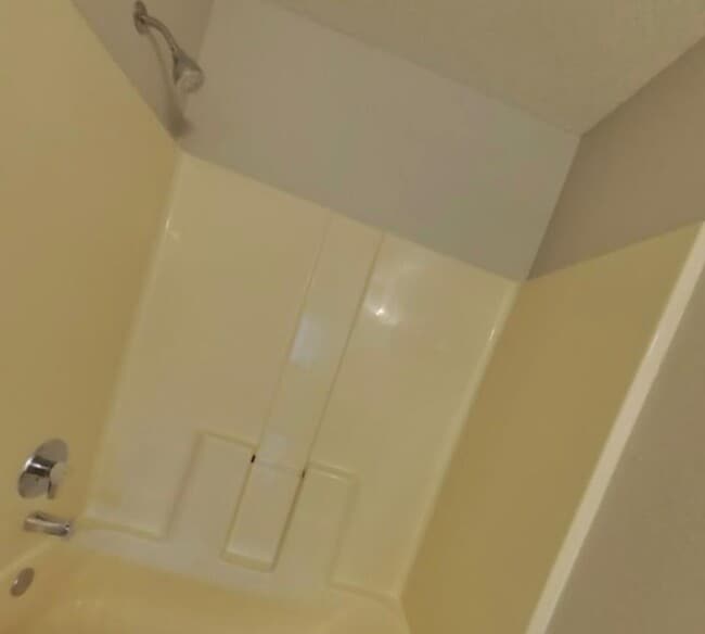 Building Photo - 1406 Thomas Dr