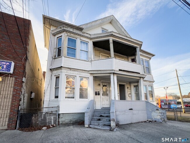 Building Photo - 1995 Main St