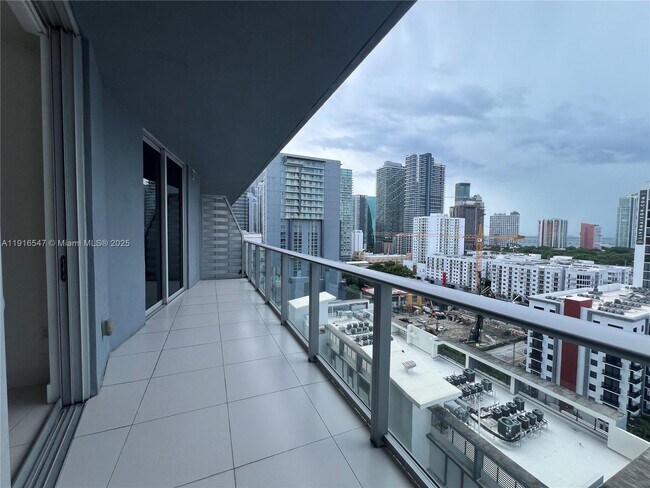 Building Photo - 1010 SW 2nd Ave