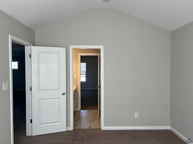 Building Photo - 401 Tivoli Wy