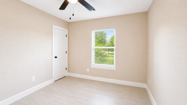 Building Photo - 1206 Pinewood Ln