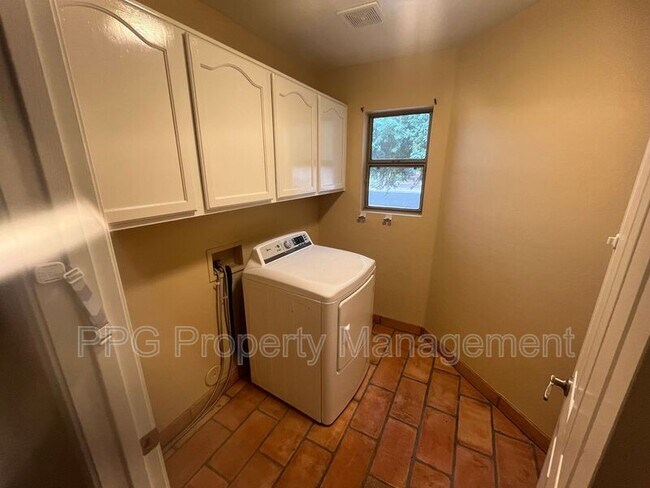 Building Photo - 14930 N Gil Balcome Ct