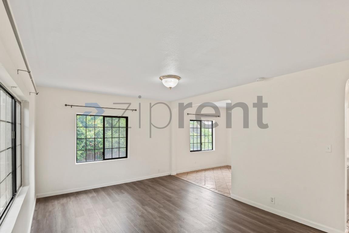 Building Photo - 728 E 24th St