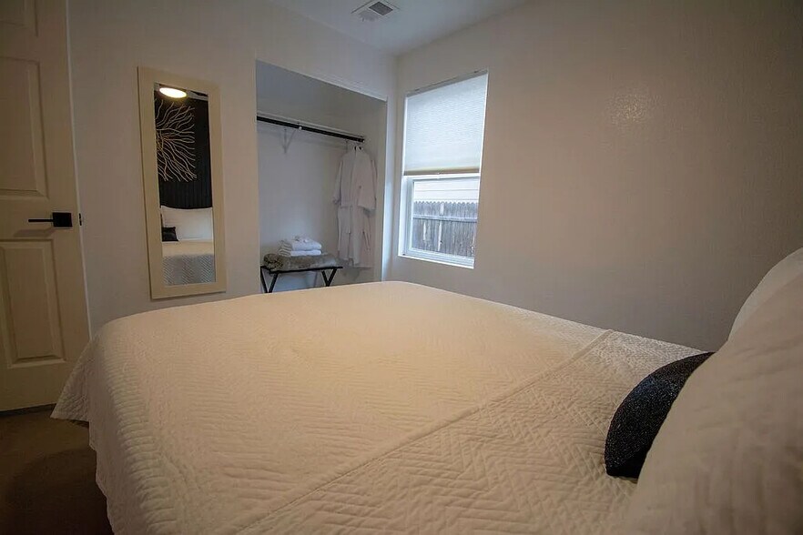 Building Photo - 5560 Kalispell St