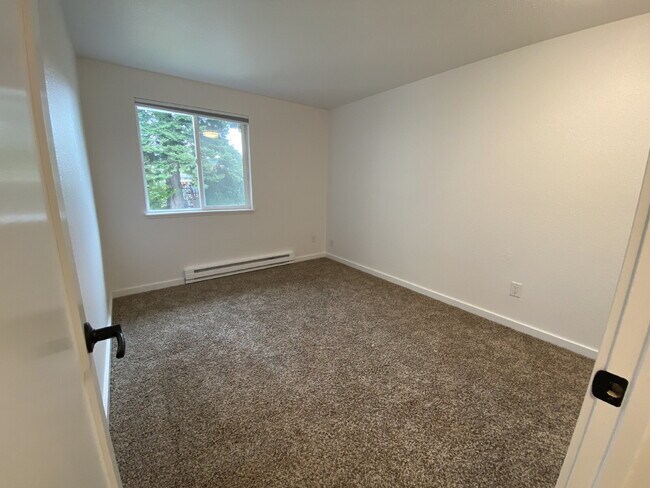 Building Photo - Spacious 3-Bedroom Remodeled Townhome in F...
