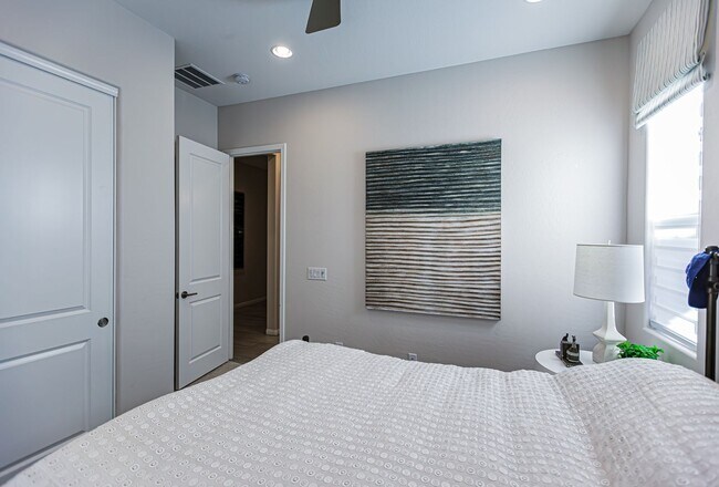 Building Photo - One Story Model Home