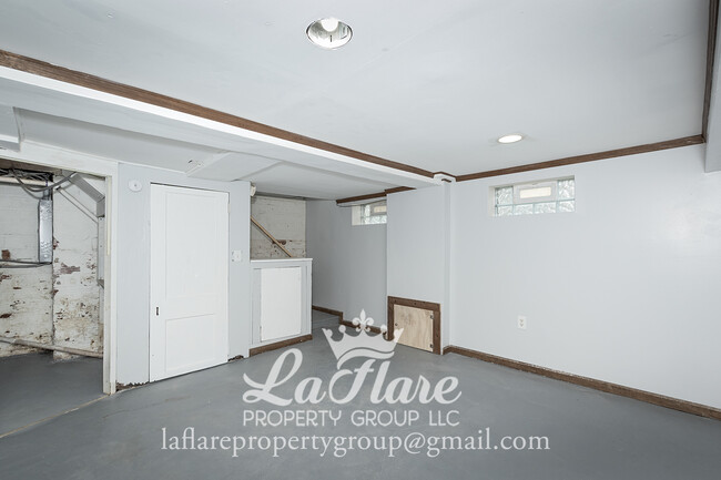 Building Photo - 553 Hampton Ave