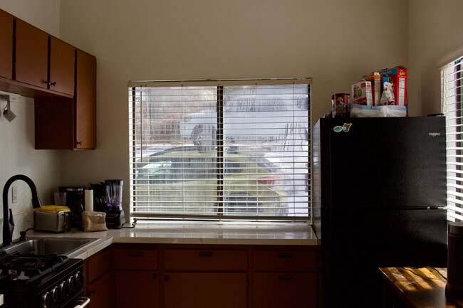 Building Photo - Charming 2 Bedroom, 1 Bath Private Single-...