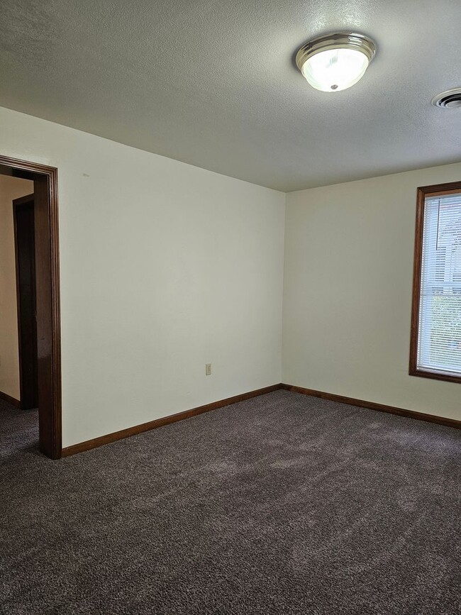 Building Photo - Large Home in Heart of BG