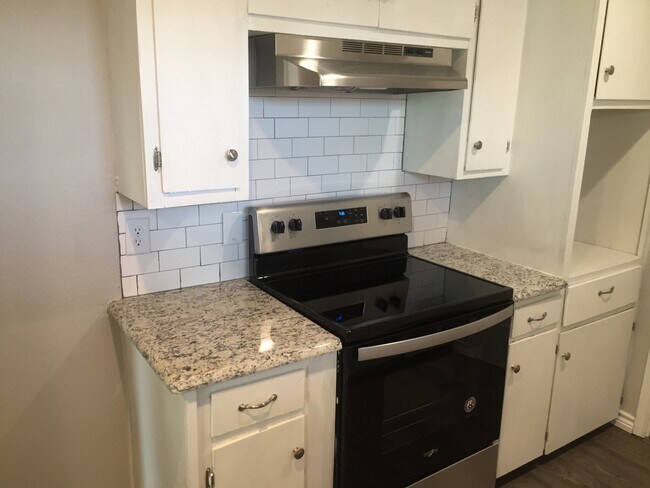 Building Photo - 407 N Carl St