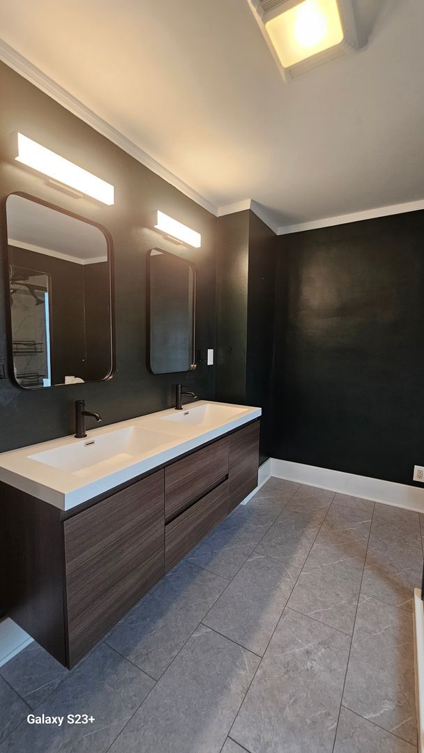 Building Photo - Beautifully updated 3 Bedroom