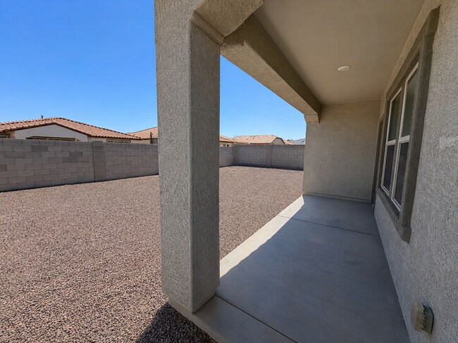 Building Photo - Spacious 4 Bedroom, 3 Bathroom home in Litchfield Park!