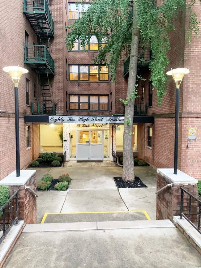 Building Photo - Martin Manor