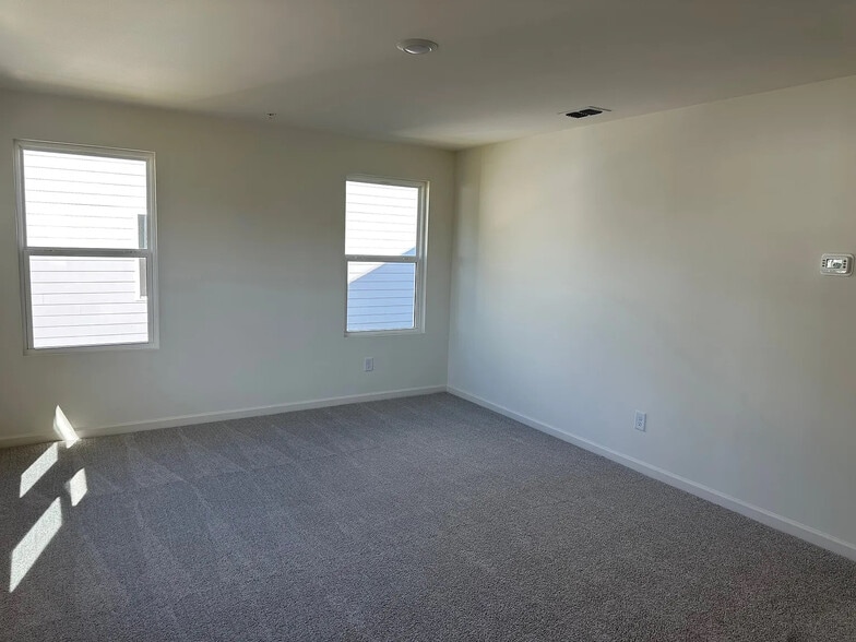 Building Photo - Room in Townhome on Elowen Ln