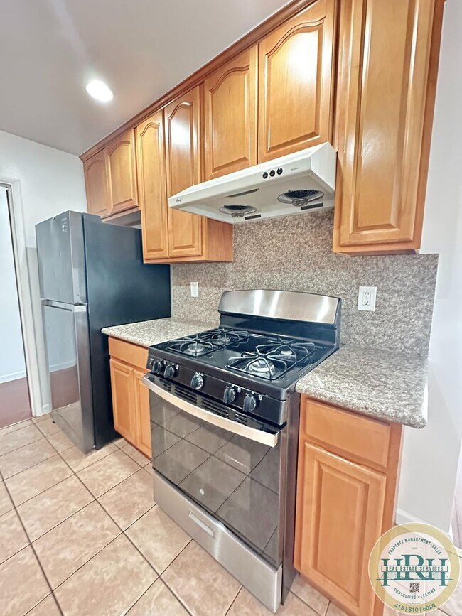 Building Photo - Spacious & Bright 3BR|2BA House in the Hea...