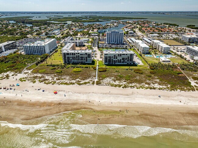 Building Photo - 1/1 Oceanfront condo with resort-like amenities!