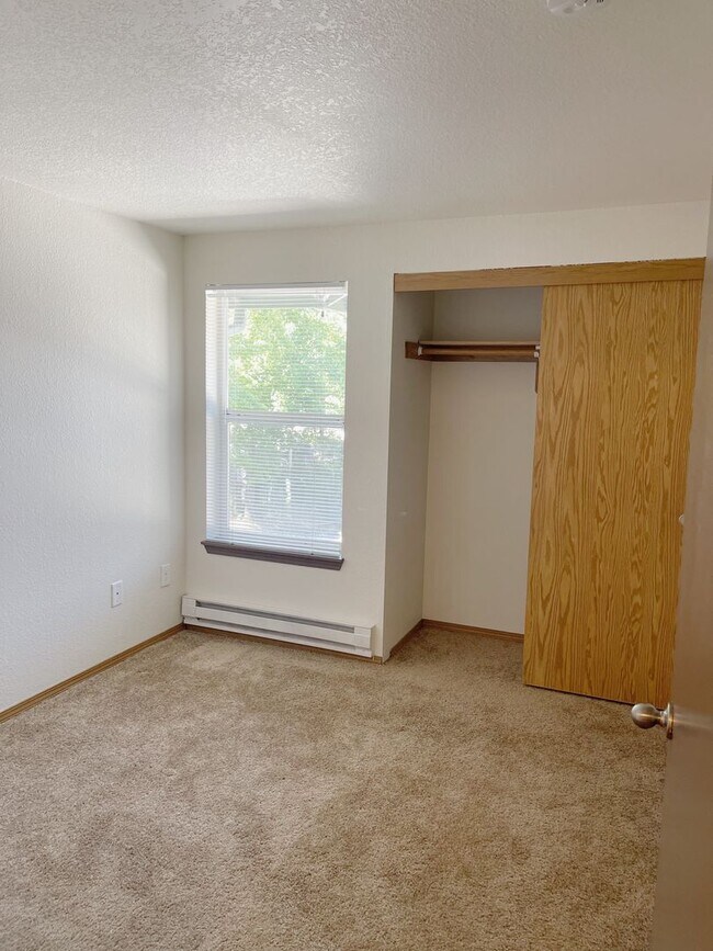 Building Photo - Large 2 Bedroom in Lake Oswego-Newly Renovated Property, 1 Month Free! (Lake Oswego)
