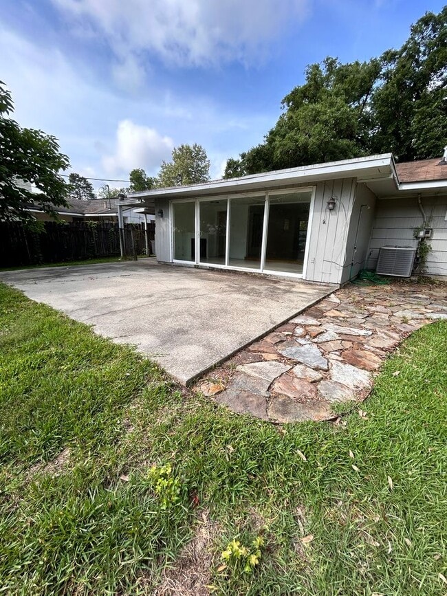 Building Photo - Beautiful Home Close to Tara in Mid City