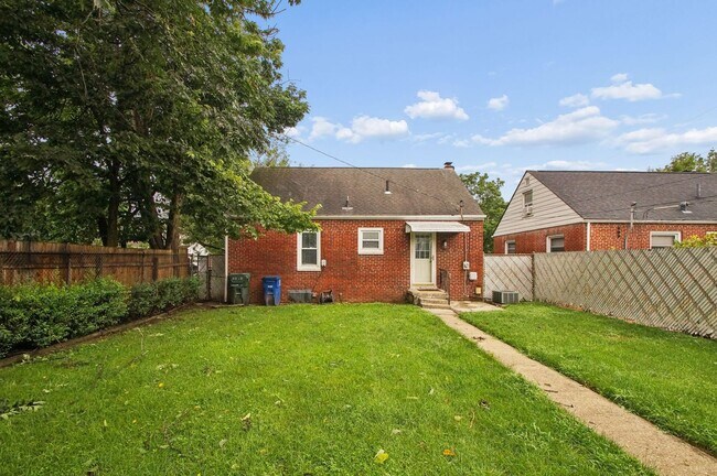 Building Photo - 3010 Woodbine Pl