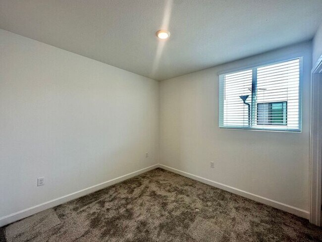 Building Photo - Modern 3BR Townhome in Ocean View Hills with Attached Garage & Open Floor Plan