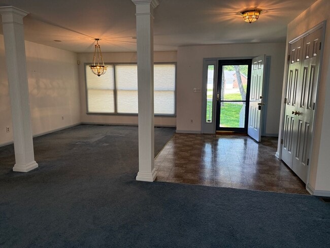 Building Photo - 3 bedroom 2.5 bath house with basement