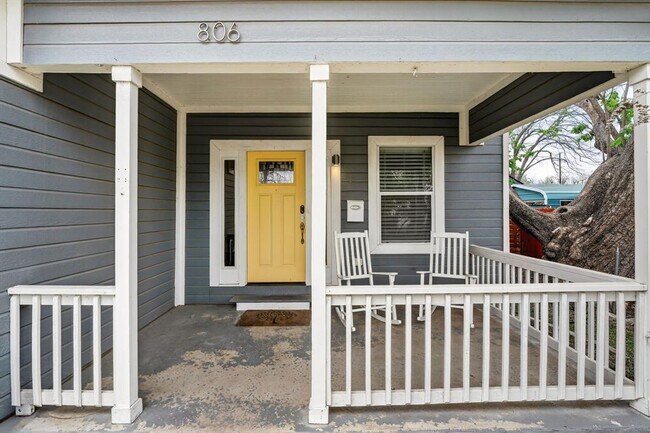 Building Photo - 806 E 3rd St