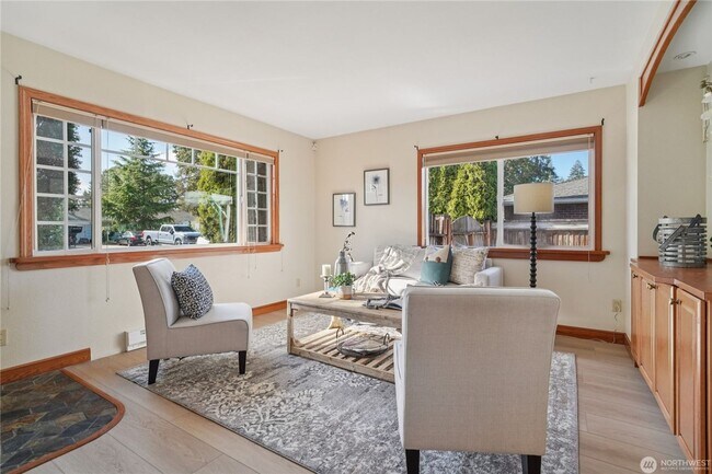 Building Photo - Amazing 3 br rambler w/ garage on LARGE fenced lot!