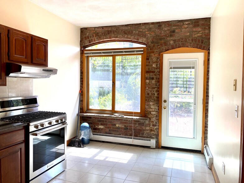 Building Photo - 67 Baldwin St