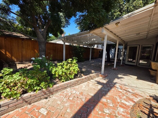 Building Photo - 2 bedroom 2 bathroom with brand new A/C un...