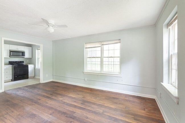Building Photo - Spacious 3bd/2ba On Quiet Street Minutes F...